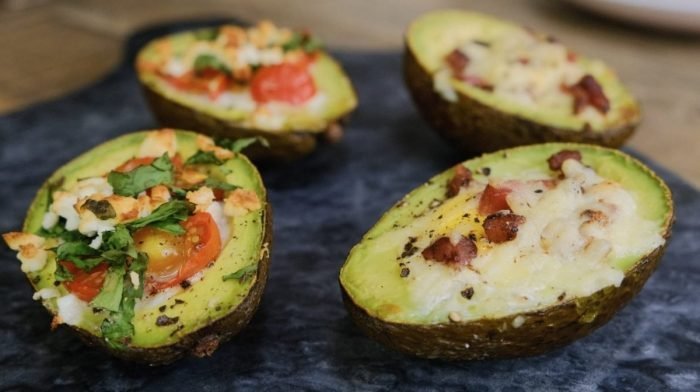 Bagt avocado med æg og smeltet ost