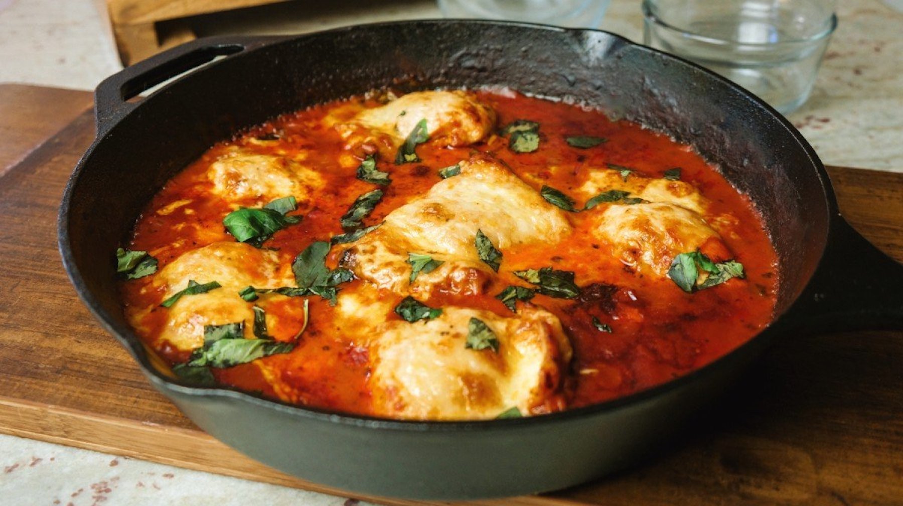 Cheasy kylling pot med tomat & basilikum