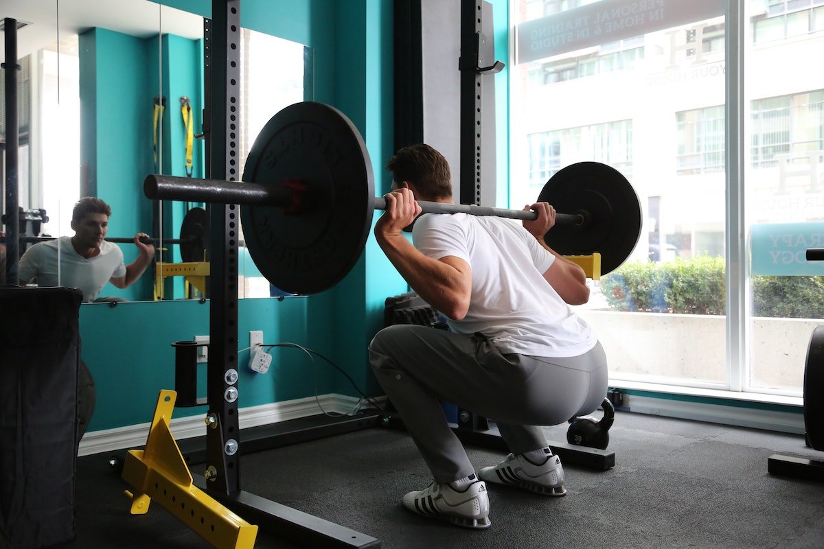 Hvad er den bedste squat for muskelvækst? | Barbell vs. Smith Stativ