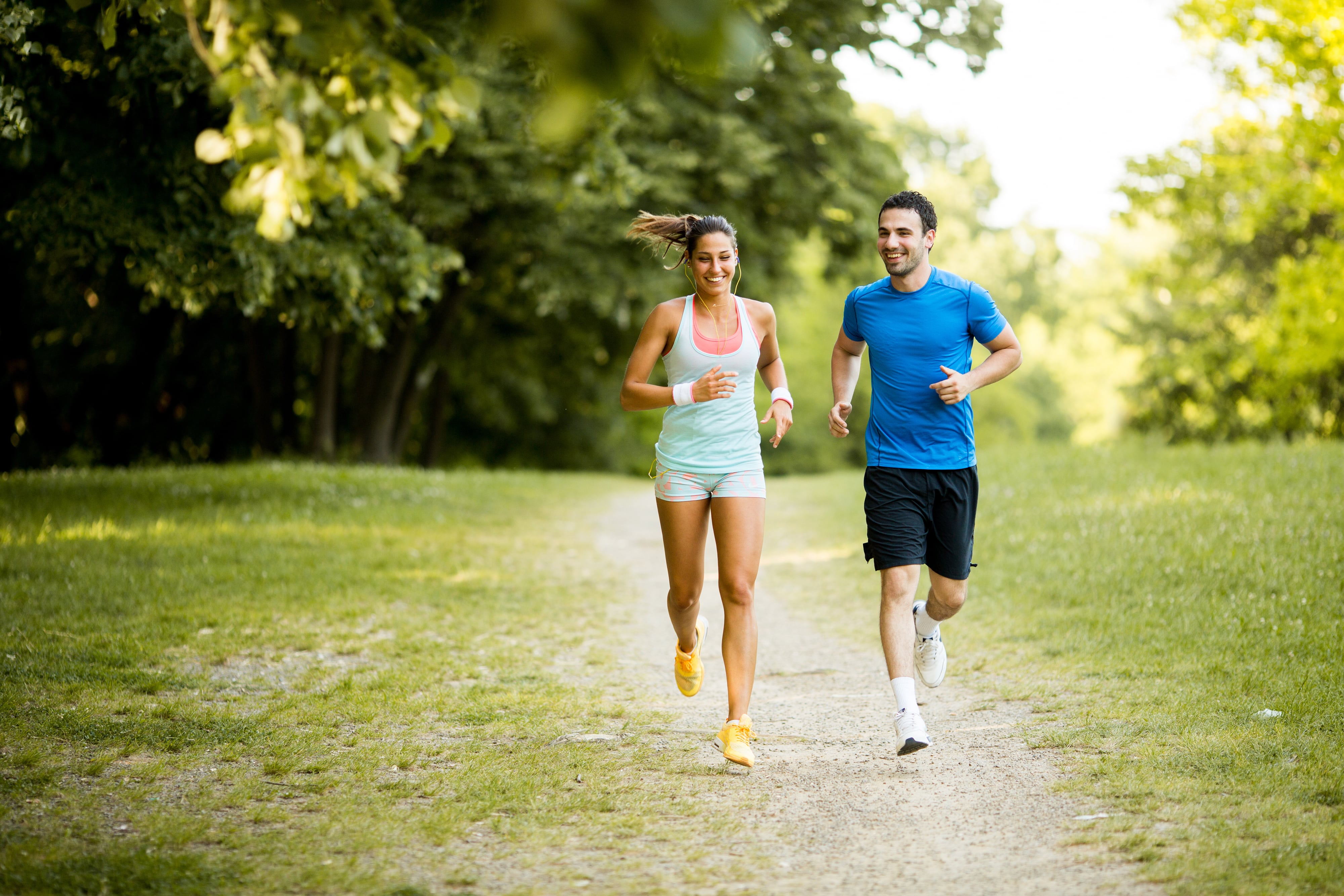 Physical users. Спортивные люди. Утренняя пробежка. Занятия спортом на свежем воздухе. Прогулки на свежем воздухе.