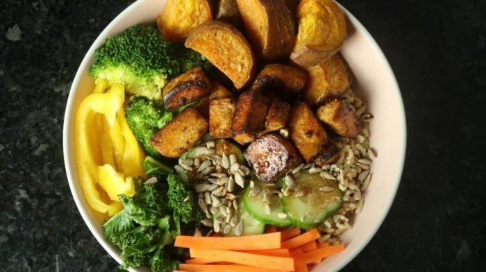 Vegaaninen tofu-bataatti buddha bowl