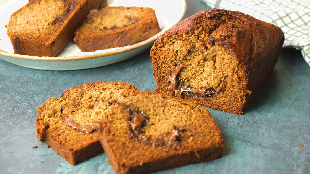Banaanileipä eli banana bread proteiinilevitteellä