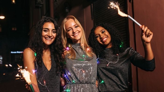 The Perfect Glitter Eyeshadow Look For The Holidays