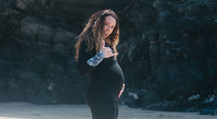 Corinne Evans über Selbstliebe, Körperpositivität & das Werden einer Mutter