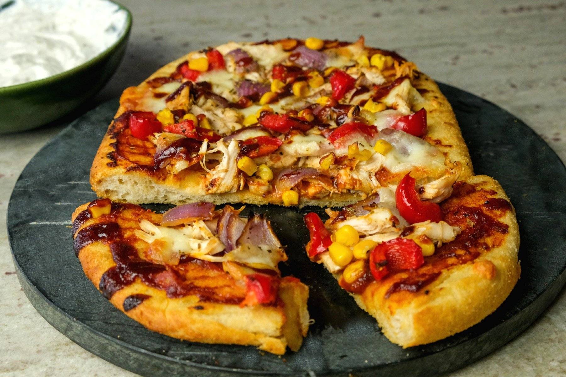 BBQ Hähnchen Pizza mit Knoblauch &amp; Kräuter Dip | Fakeaway Rezepte ...