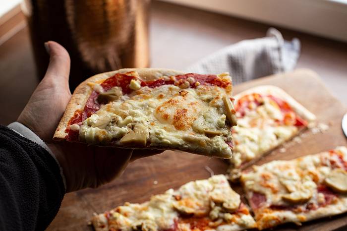 Protein Pizza mit knusprigem Boden