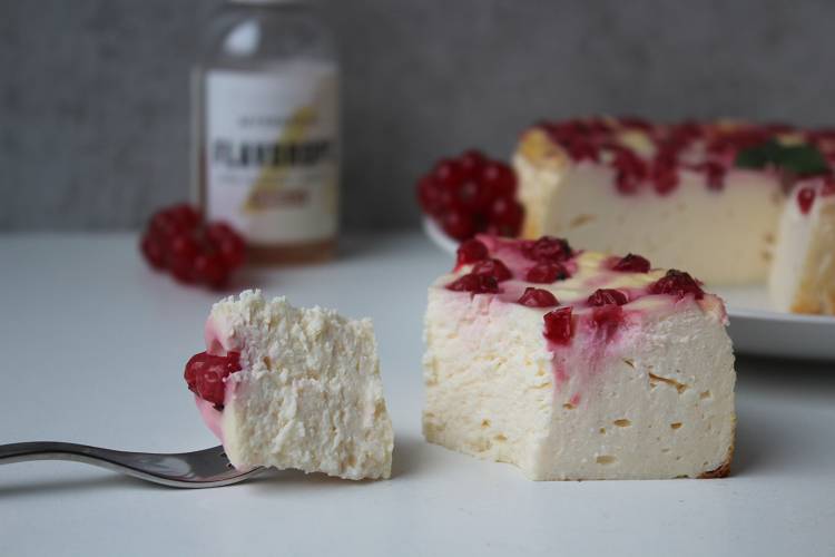 Cremiger Protein Käsekuchen mit Beeren