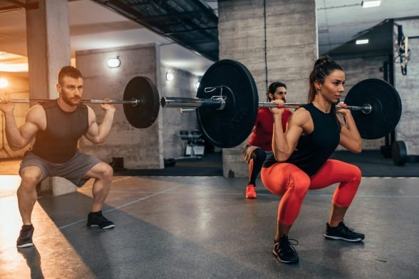 Kannst du nur mit einer Langhantel Muskeln aufbauen? Das einzige Equipment, welches du im Fitnessstudio brauchst