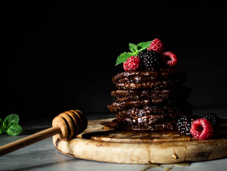 Schokoladen Protein Pancakes mit Beeren