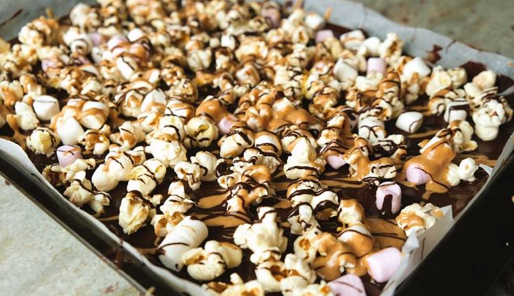Popcorn-Rinde mit dunkler Schokolade | Snacken ohne zu Backen
