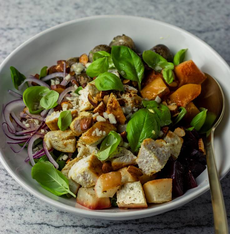 Winter Salat mit gebackenem Hühnerfilet und würzigen Mandeln