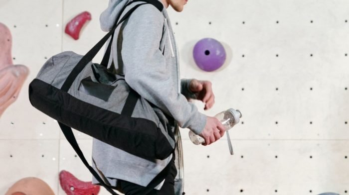 Wie man die perfekte Sporttasche fürs Fitnessstudio packt | 10 Gym Bag Essentials