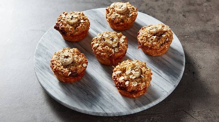 Mit Schokolade gefüllte Bananenbrot Muffins