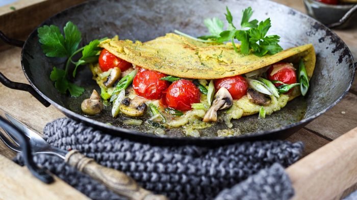 Veganes Käse-Omelette mit Tomaten & Pilzen