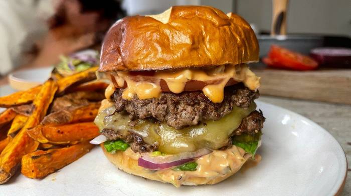 Hausgemachte Smash Burger | Köstliches Fakeaway Rezept