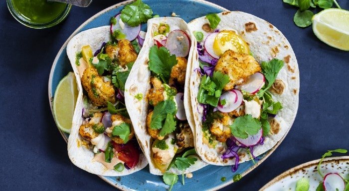 Tacos mit Blumenkohl und schwarzen Bohnen