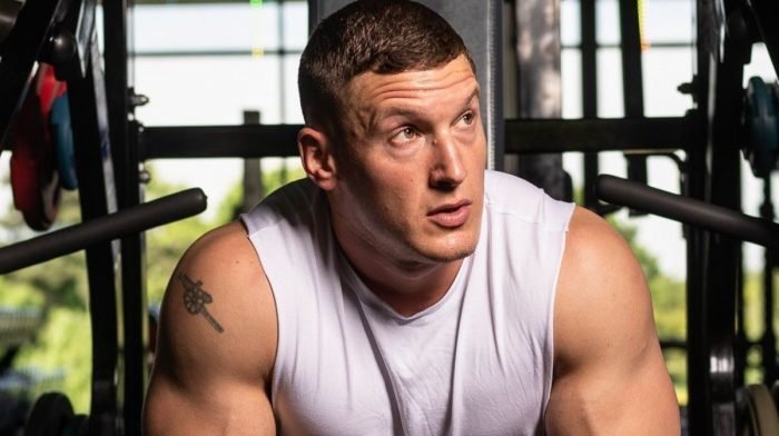 Bodybuilder isst & trainiert einen Tag lang wie ein Fußball-Spieler der Premier League