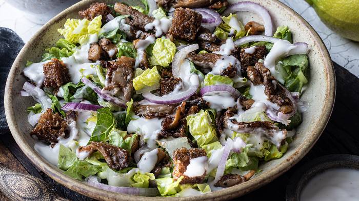 Veganer Caesar Salat mit „Austern-Huhn“ und Croutons