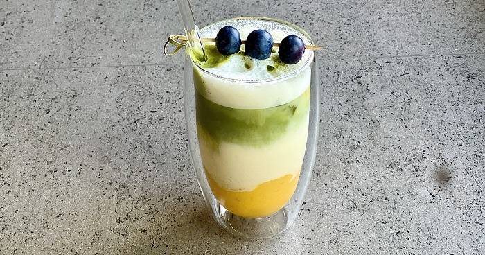 Erfrischender Mango Matcha Latte