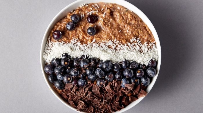 Quinoa Bowl Rezept | Glutenfreie Schokoladen Quinoa Breakfast Bowl