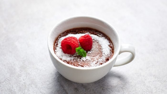 Mug Cake mit geschmolzenem Schokoladen-Kern | Schnelle Desserts für die Mikrowelle