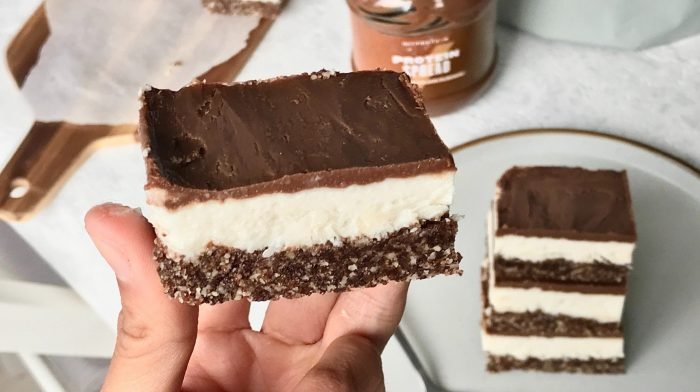 Mit Schokolade überzogene Kokosnuss Protein Schnitten