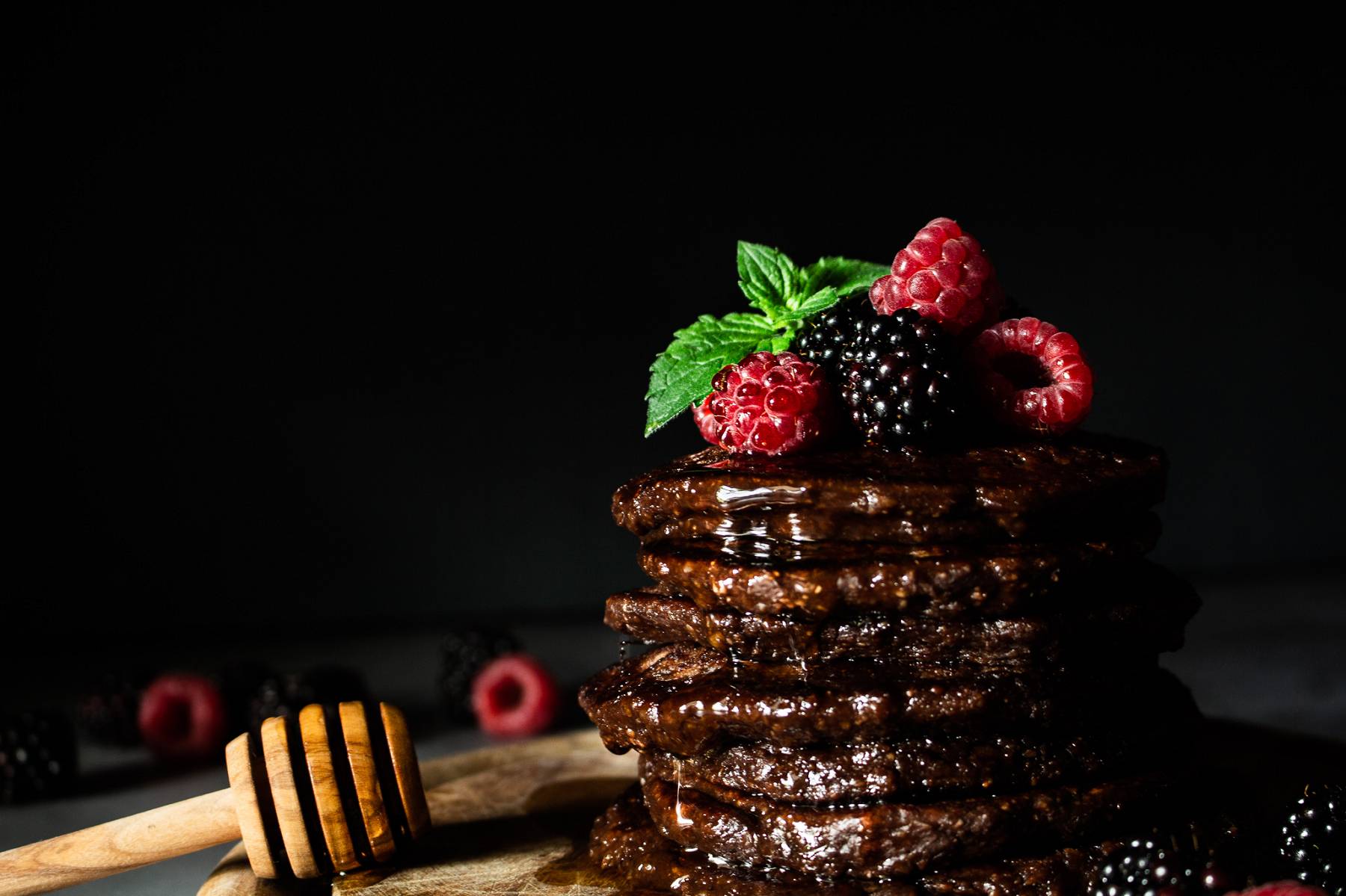 Schokoladen Protein Pancakes mit Beeren