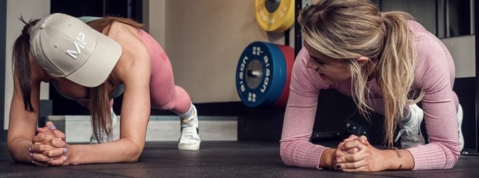Fitwaffle & Naturallystefanie treten gegeneinander an, um zu entscheiden, wer die Gym-Queen ist