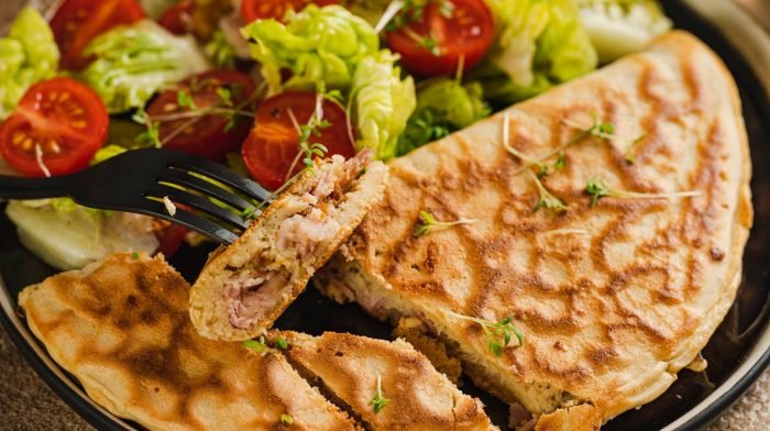 Schinken-Mozzarella Pancakes mit Salat