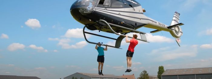 Klimmzug-Challenge auf einem fliegenden Helikopter