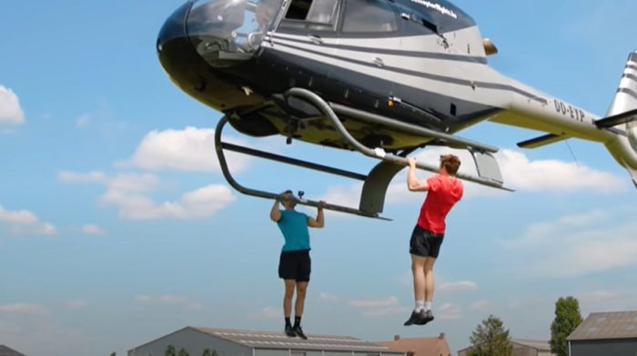 Klimmzug-Challenge auf einem fliegenden Helikopter