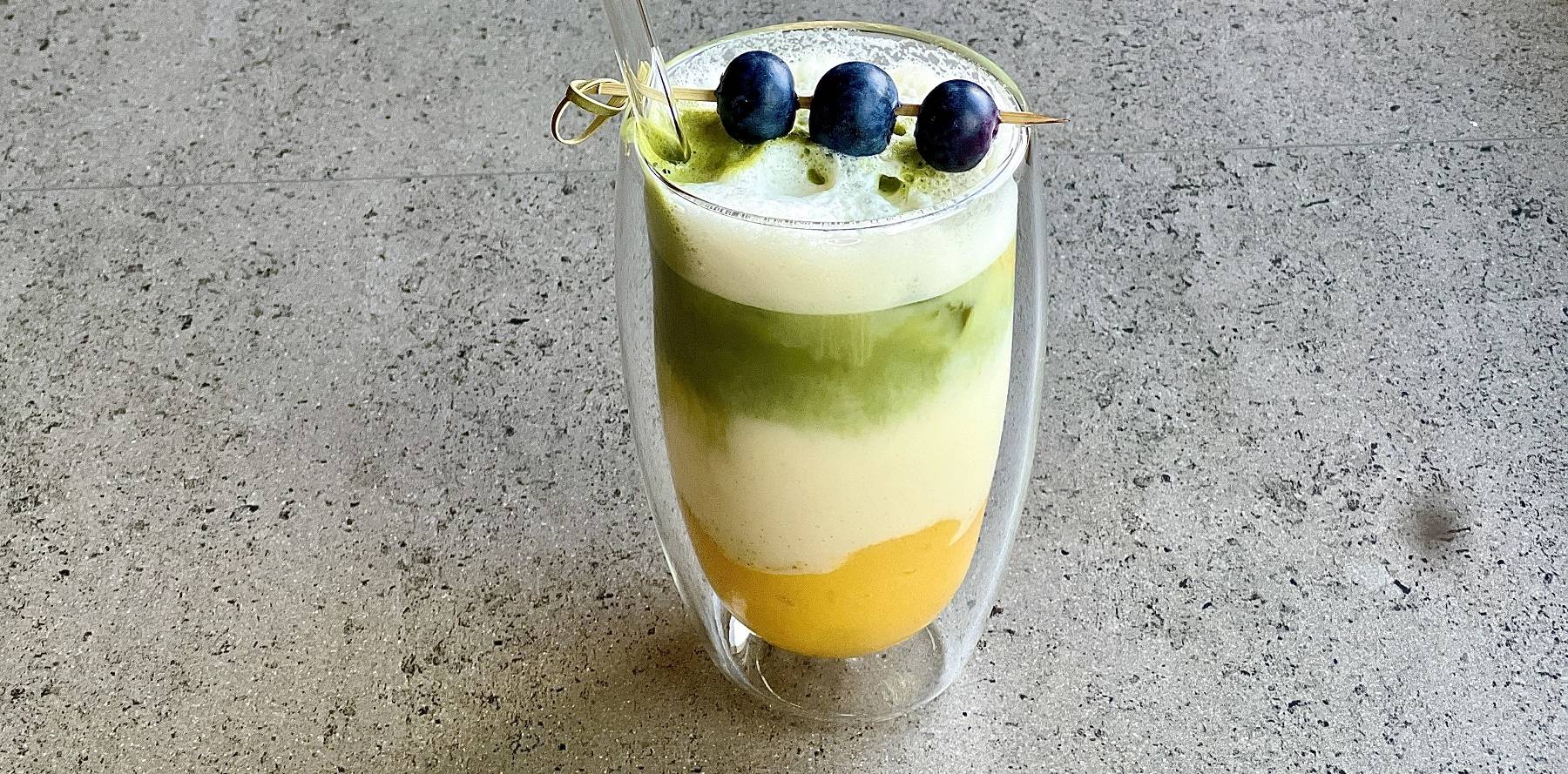 Erfrischender Mango Matcha Latte