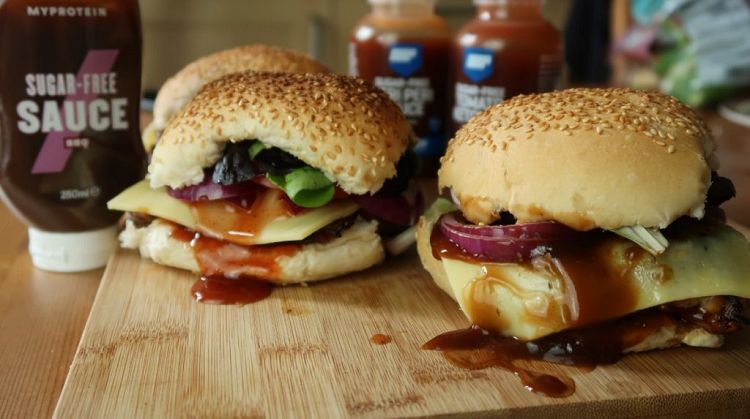 Sommerliche BBQ Chicken Burger | Schnell &amp; Einfach - MYPROTEIN™
