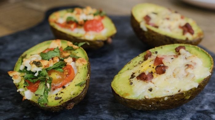 Baked Eggs Zweierlei mit Avocado | Das Keto Frühstück