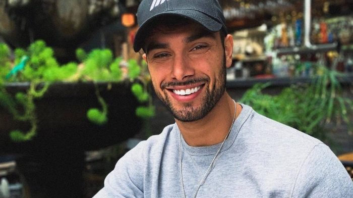 Das ideale Bauchmuskeltraining mit Jordan Morello | Komfortabel von zu Hause aus