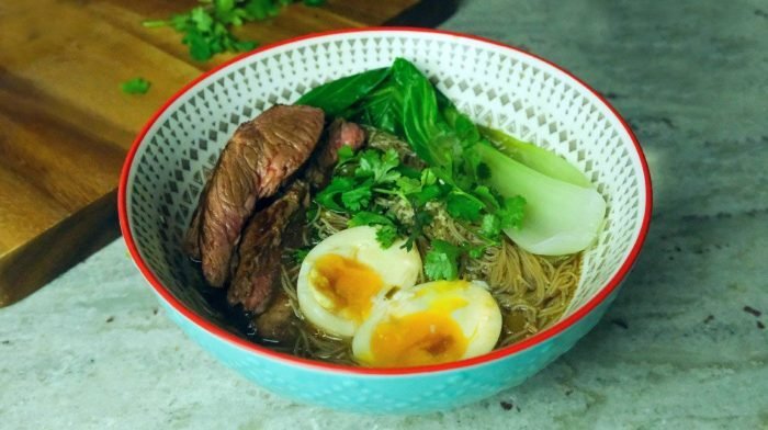 Ramen Nudeln mit Rindfleisch | Japanische Suppe