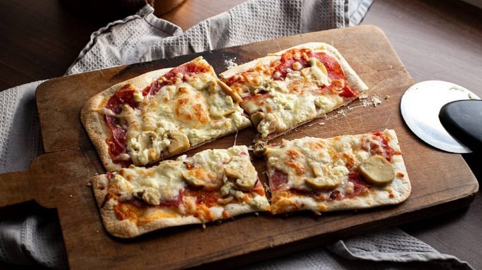 Protein Pizza mit knusprigem Boden