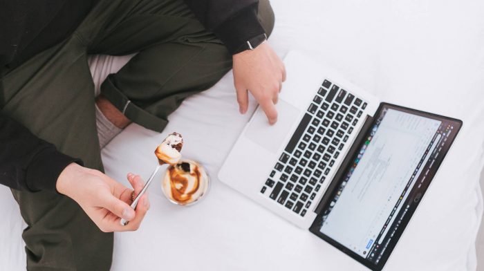 Könnte unaufmerksames Snacken deinen Zielen schaden? | Die Top-Studien der Woche