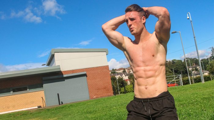 Ein Bodybuilder versucht sich am U.S. Air Force Fitness Test