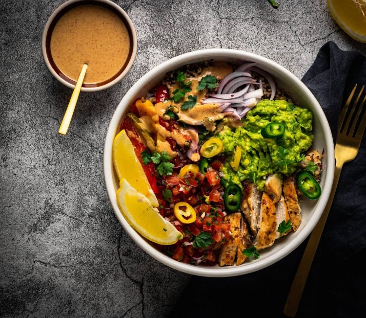 Bowl mit Hühnerfilet mit gebackener Paprika, Tomaten-Salsa & Guacamole