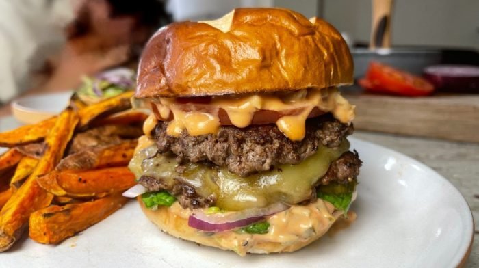 Hausgemachte Smash Burger | Köstliches Fakeaway Rezept