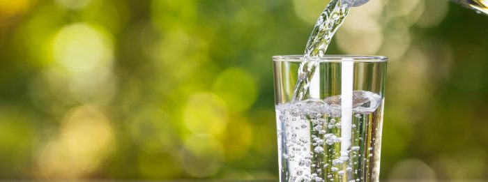 Wie viel Wasser solltest du am Tag trinken?