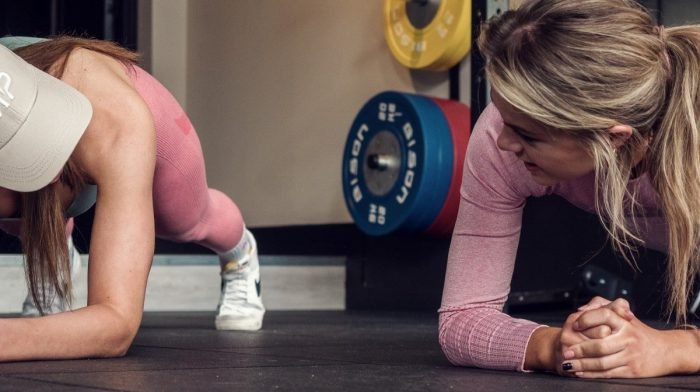 Fitwaffle & Naturallystefanie treten gegeneinander an, um zu entscheiden, wer die Gym-Queen ist