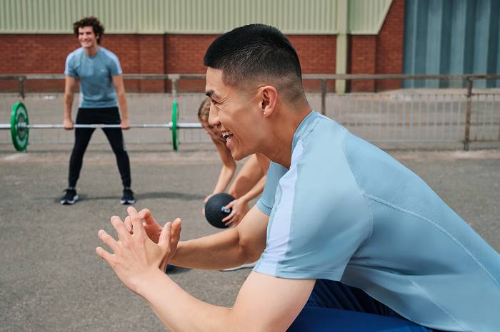 Wie du eine Balance zwischen dem Fitnessstudio & deinem Sozialleben findest