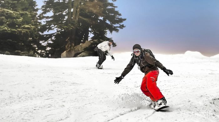 Fit im Schnee: Diese alternativen Sportarten halten Dich im Winter fit