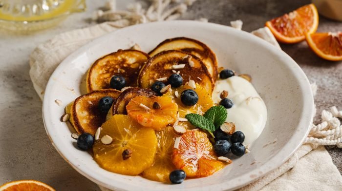 Köstliche Ricotta Protein Pancakes mit Orangen