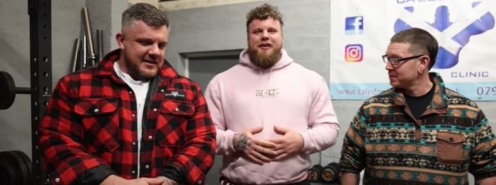 Die Stoltmans absolvieren einen Deadlift mit dem Gewicht eines Grizzly Bären