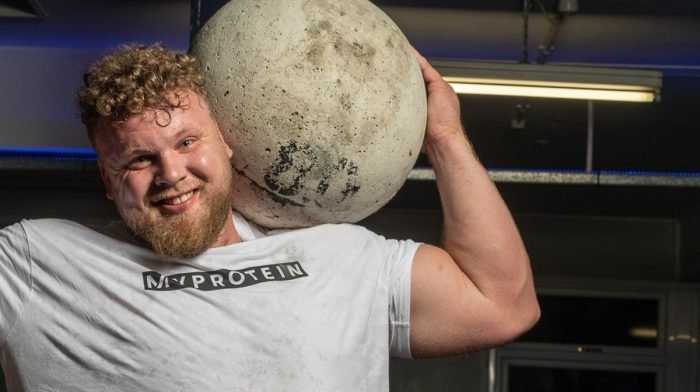 210 kg schwerer Atlas-Stein wird vom stärksten Mann der Welt wie ein Kieselstein bewegt