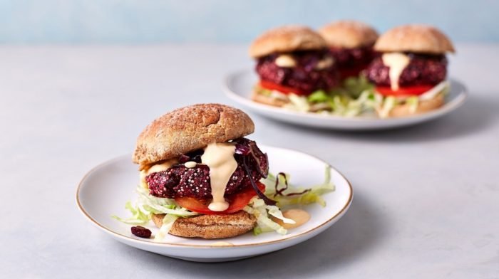 Hamburguesa vegana de remolacha BBQ en 15 minutos