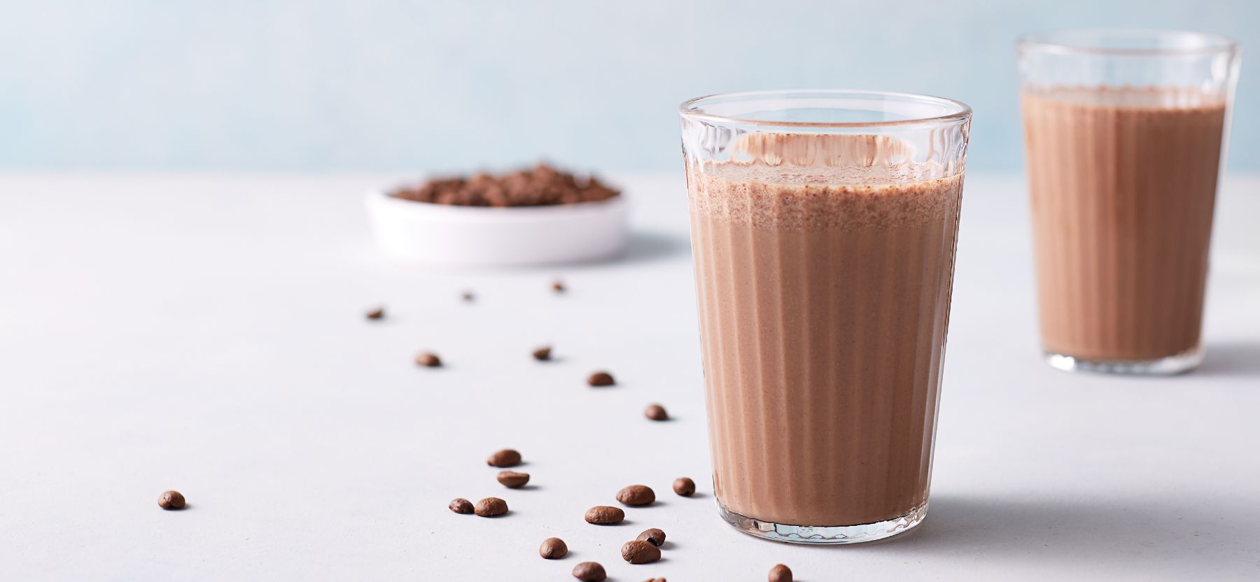 Batido de chocolate y café alto en proteínas para el desayuno